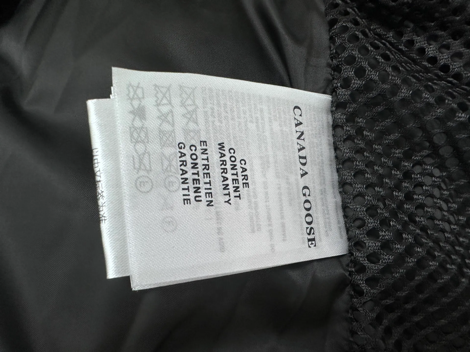 P840 【Canada gooes】Large Goose Sleeve Stand Collar Down Jacket Lawrence down jacket provides basic protection for daily adventures. Delicately soft fabric, this is a water-repellent fabric that is soft to the touch yet durable. Filled with extremely fluffy white duck down. This piece has a quilted body and structured down. Padded collar and reflective double-stripe grip tape. Extended hem and tucked-in inner rib-knit cuffs. Size: XS-2XL